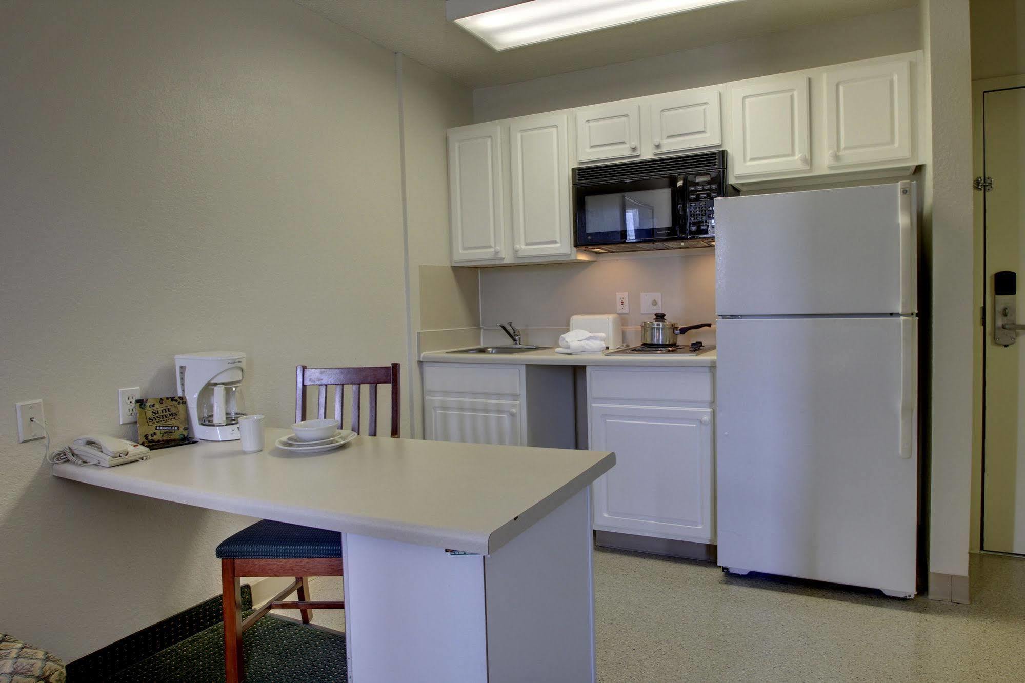 Intown Suites Extended Stay Greensboro Nc - Airport מראה חיצוני תמונה