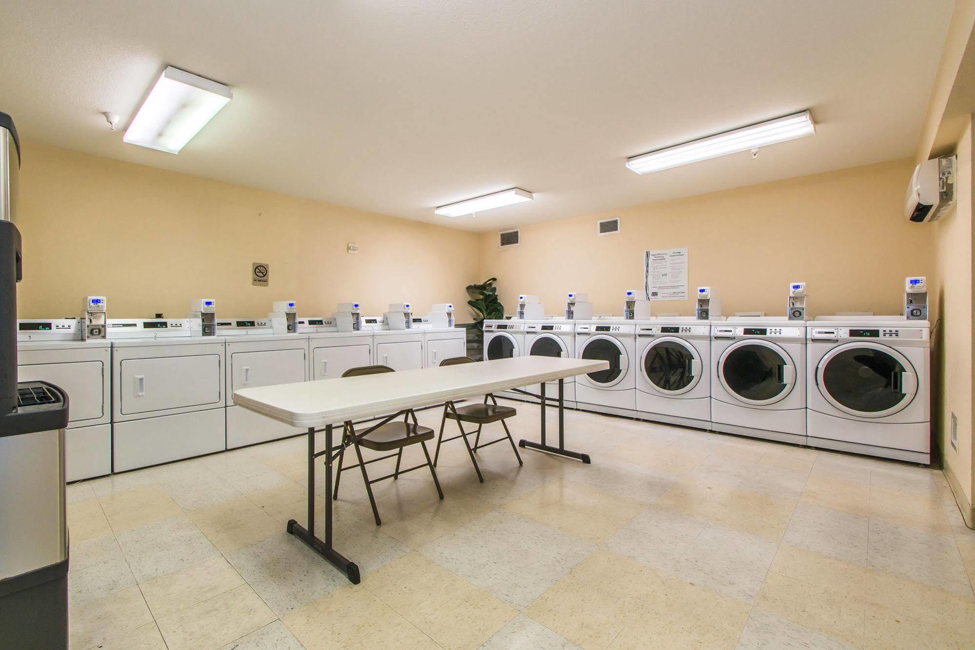 Intown Suites Extended Stay Greensboro Nc - Airport מראה חיצוני תמונה