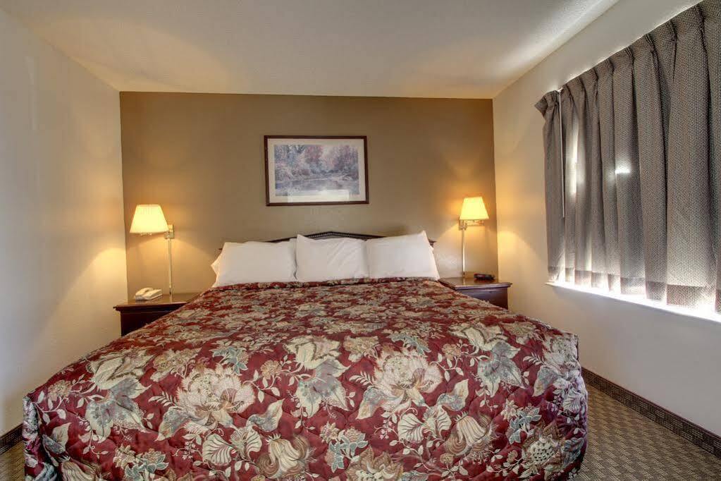 Intown Suites Extended Stay Greensboro Nc - Airport מראה חיצוני תמונה